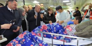 على إثر الحادث المميت بتكجدة.. وفد وزاري يزور المصابين بالبويرة