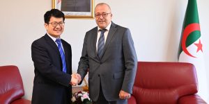 مباحثات بين وزير الاتصال والسفير الصيني حول التعاون بين البلدين