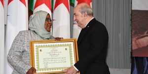 رئيس الجمهورية يكرم عددا من المستثمرين الفلاحين نظير جهودهم في خدمة القطاع