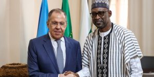 لافروف يصل إلى مالي لتوسيع التعاون الاقتصادي والعسكري