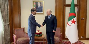 الوزير الأول يستقبل سفير جمهورية باكستان الإسلامية