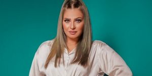 منة جلال تواصل عرض مسرحيتها