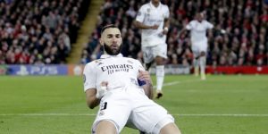 بنزيما يحفر اسمه بحروف من ذهب في أنفيلد