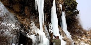 شلالات عين عبد الرحمان المتجمدة بباتنة تصنع الفرجة