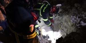 فرق الحماية المدنية الجزائرية تنجح في إنقاذ 7 أشخاص واستخراج جثامين 25 ضحية