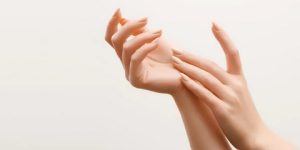 جمال وأناقة.. خطوات العناية اليومية باليدين بعد عمل منزلي شاق