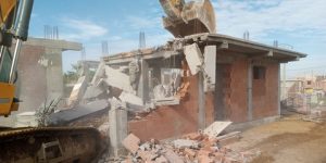 هدم توسعات فوضوية بمقاطعة الرويبة