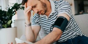 هل يجب الصيام على الشَّخص المصاب بارتفاع أو بانخفاض في ضغط الدم؟