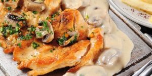 طبق اليوم.. طريقة عمل صدور الدجاج مع صلصة الفطر بالكريما
