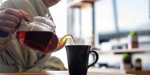 لهذا السبب.. أطباء يحذرون من تناول الشاي والقهوة على السحور