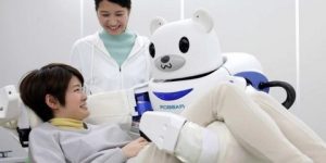 جديد الطب.. دب آلي ضخم لحمل ذوي الإعاقات الجسدية