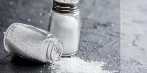 صحتنا في غذائنا ..التقليل من الملح يحد من الإصابة بالأمراض المزمنة