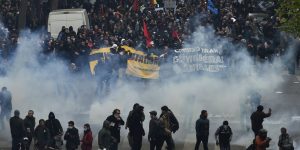 الشرطة الفرنسية تخرق حقوق الإنسان باستخدام الغاز المسيل للدموع لتفريق المتظاهرين في باريس