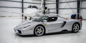 معروضة للبيع بعد أكثر من 20 عاماً.. فيراري إنزو جديدة بالكامل