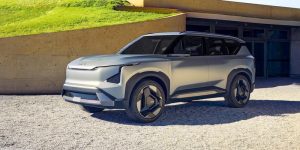 نظرة مصغرة عن شقيقتها الكبرى لـEV9.. كيا تكشف عن   EV5 الاختبارية