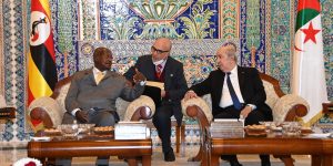 الرئيس الأوغندي يحل بالجزائر