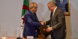 علي عون لدى تسلم مهامه على رأس وزارة الصناعة والإنتاج الصيدلاني: “المهمة صعبة ولكنها ليست مستحيلة”