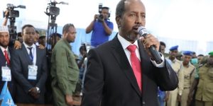 رئيس الصومال يتعهد بإجراء الانتخابات المقبلة وفق نظام الاقتراع العام