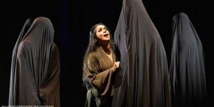 الشارقة ترفع ستائر عرس المسرح الـ 32.. حضور جزائري للطالب المتفوق “أنور اسم الله”