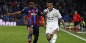 بعد توبيخه.. فاتي يعتذر لنجم برشلونة عن خطأ الكلاسيكو