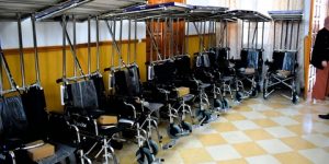 توزيع أكثر من 100 كرسي متحرك يعمل بالطاقة الشمسية ببرج بوعريريج