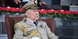 الفريق أول السعيد شنقريحة يعزي عائلة الفقيد العميد صنادلة محمد توفيق