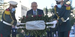 الممثل السامي للاتحاد الأوروبي يضع إكليلا من الزهور أمام النصب التذكاري المخلد لشهداء