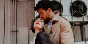 وسام على بابها