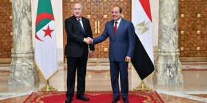 رئيس الجمهورية يجري مكالمة هاتفية مع نظيره المصري