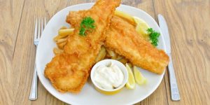 طبق اليوم.. السمك المقرمش مع صلصة المايونيز بالأعشاب