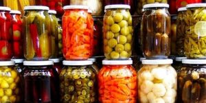 يكثر تناولها في رمضان.. فوائد مذهلة لتناول المخللات