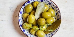 الزيتون المخلل على وجبة الإفطار- الفوائد والأضرار