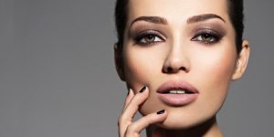 العناية بالنفس.. مكياج سموكي مناسب للعيد