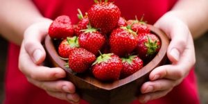 الفراولة وضغط الدم وأزمات القلب.. علاقات وطيدة