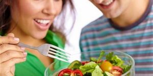 صحتنا في غذائنا.. خبراء تغذية يكشفون عن أطعمة يمكن تناولها بعد فسادها