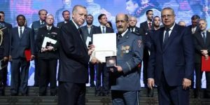 زلزال تركيا وسوريا: الرئيس التركي رجب طيب أردوغان يكرم الحماية المدنية الجزائرية