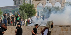 شهيد  بالاقصي وإغلاق المسجد واعتداء على المصلين