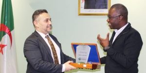 حيداوي يكرم الرئيس المدير العام لمجمع اتصالات الجزائر ومنتسبيه