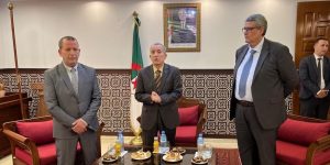 ديدوش يدعو إطارات وموظفي الوزارة لتكثيف الجهود لترقية القطاع