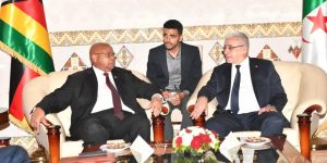 رئيس المجلس الوطني الزمبابوي يحل بالجزائر في زيارة رسمية