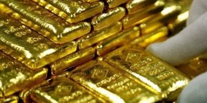 الذهب ينخفض مع تقييم المستثمرين لخفض إنتاج أوبك+