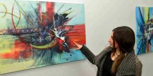 إيمان بلحاج مصطفى.. تشكيلية شابة تبحر في عالم من الإبداع البصري