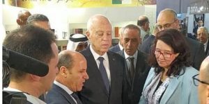 معرض تونس الدولي للكتاب.. قيس سعيد توقف مطولا في الجناح الجزائري