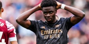 بعد إهدار ركلة جزاء ضد وست هام.. ساكا يعتذر للغانرز