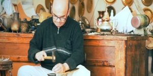 على خطى والده.. زولو دريس، أكثر من نصف قرن من النقش على النحاس