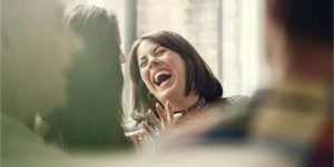 جديد الطب.. هل تضحك بشدة وقت العزاء والحزن؟- إليك التفسير الطبي والحل