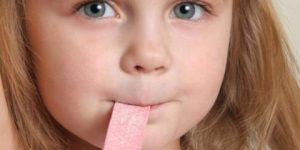 دراسة جديدة تؤكد: مضغ العلكة يسبب الصداع وآلام الشقيقة