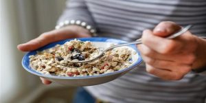 صحتنا في غذائنا.. هل تناول الشوفان ليلًا يزيد الوزن؟