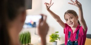 أطفال “السوشيال ميديا”… ضحايا استغلال وانتهاك الخصوصية