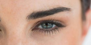 جمال وأناقة.. نواة التمر وزيت الخروع لتقوية الرموش وتطويلها 